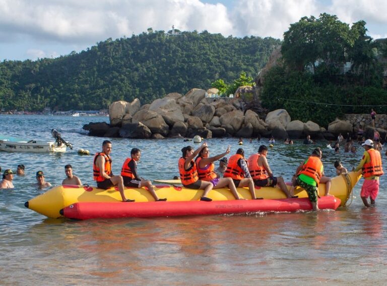 kiko en acapulco con flotadores